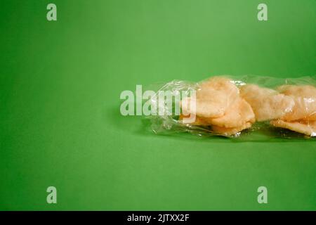 Indonesischer Snack mit dem Namen Kerupuk isoliert auf grünem Hintergrund Stockfoto