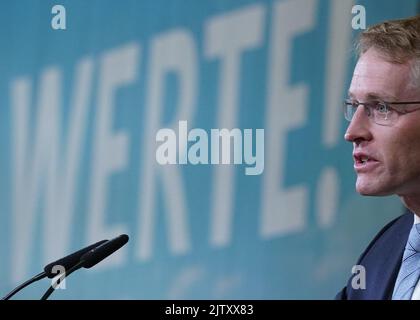 Rendsburg, Deutschland. 02. September 2022. Daniel Günther (CDU), Ministerpräsident von Schleswig-Holstein, spricht beim Landwirtstag in der Deula Festhalle. Der Staatliche Bauerntag ist der politische Höhepunkt der sogenannten Staatlichen Bauernwoche. Noch bis Sonntag findet in Rendsburg die norddeutsche Landwirtschafts- und Verbrauchermesse Norla 72. statt. Der Schwerpunkt liegt diesmal auf der Landtechnik. Kredit: Marcus Brandt/dpa/Alamy Live Nachrichten Stockfoto