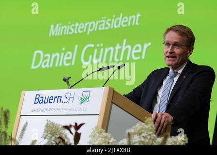 Rendsburg, Deutschland. 02. September 2022. Daniel Günther (CDU), Ministerpräsident von Schleswig-Holstein, spricht beim Landwirtstag in der Deula Festhalle. Der Staatliche Bauerntag ist der politische Höhepunkt der sogenannten Staatlichen Bauernwoche. Noch bis Sonntag findet in Rendsburg die norddeutsche Landwirtschafts- und Verbrauchermesse Norla 72. statt. Der Schwerpunkt liegt diesmal auf der Landtechnik. Kredit: Marcus Brandt/dpa/Alamy Live Nachrichten Stockfoto