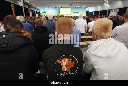 Rendsburg, Deutschland. 02. September 2022. Besucher folgen den Reden beim Landwirtstag in der Deula Festhalle. Landestag in der Deula Festhalle. Der Staatliche Bauerntag ist der politische Höhepunkt der sogenannten Staatlichen Bauernwoche. Noch bis Sonntag findet in Rendsburg die norddeutsche Landwirtschafts- und Verbrauchermesse Norla 72. statt. Der Schwerpunkt liegt diesmal auf der Landtechnik. Kredit: Marcus Brandt/dpa/Alamy Live Nachrichten Stockfoto