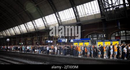 2022-09-02 10:52:10 AMSTERDAM - Amsterdam Central ist beschäftigt mit Menschen, die nach Zandvoort gehen wollen. Hier beginnt die Formel 1. Da große Menschenmengen erwartet wurden, verkehrt alle fünf Minuten ein Zug zwischen Amsterdam Central und dem Bahnhof Zandvoort aan Zee. ANP RAMON VAN FLYMEN niederlande Out - belgien Out Stockfoto