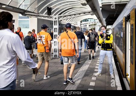 2022-09-02 11:22:13 AMSTERDAM - Amsterdam Central ist beschäftigt mit Menschen, die nach Zandvoort gehen wollen. Hier beginnt die Formel 1. Da große Menschenmengen erwartet wurden, verkehrt alle fünf Minuten ein Zug zwischen Amsterdam Central und dem Bahnhof Zandvoort aan Zee. ANP RAMON VAN FLYMEN niederlande Out - belgien Out Stockfoto