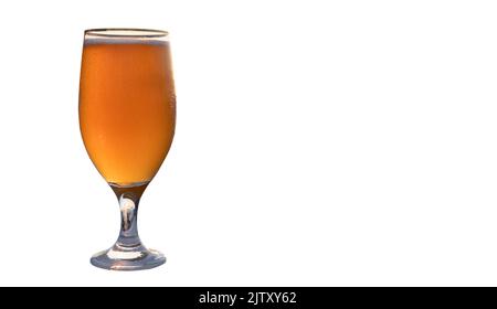 Glas helles kaltes Bier auf weißem Hintergrund isoliert Stockfoto