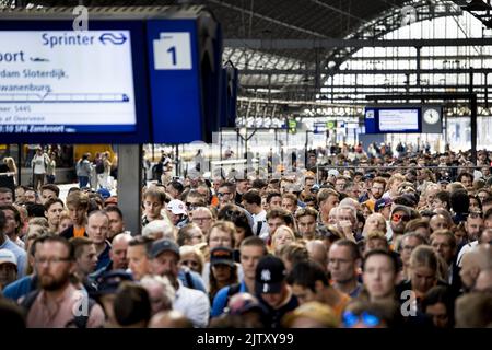 2022-09-02 11:00:13 AMSTERDAM - Amsterdam Central ist beschäftigt mit Menschen, die nach Zandvoort gehen wollen. Hier beginnt die Formel 1. Da große Menschenmengen erwartet wurden, verkehrt alle fünf Minuten ein Zug zwischen Amsterdam Central und dem Bahnhof Zandvoort aan Zee. ANP RAMON VAN FLYMEN niederlande Out - belgien Out Stockfoto