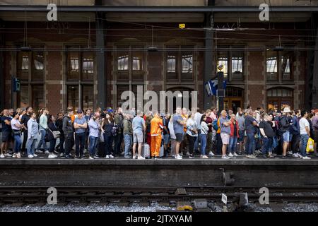 2022-09-02 10:47:00 AMSTERDAM - Amsterdam Central ist beschäftigt mit Menschen, die nach Zandvoort gehen wollen. Hier beginnt die Formel 1. Da große Menschenmengen erwartet wurden, verkehrt alle fünf Minuten ein Zug zwischen Amsterdam Central und dem Bahnhof Zandvoort aan Zee. ANP RAMON VAN FLYMEN niederlande Out - belgien Out Stockfoto