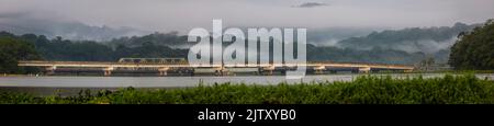 Panama-Landschaft mit Panoramablick auf die neue Gamboa-Brücke über Rio Chagres in Gamboa, Republik Panama, Mittelamerika. Stockfoto