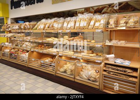 Fossano, Italien - 30. August 2022: Regal mit verschiedenen Brotsorten in der Bäckerei des italienischen Supermarkts Eurospin Stockfoto