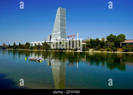 Rhein in Basel und Roche-Gebäudeentwurf von Herzog & de Meuron Architekten. Schweiz. Stockfoto