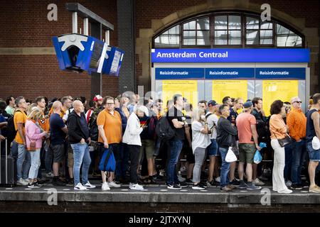 2022-09-02 10:47:32 AMSTERDAM - Amsterdam Central ist beschäftigt mit Menschen, die nach Zandvoort gehen wollen. Hier beginnt die Formel 1. Da große Menschenmengen erwartet wurden, verkehrt alle fünf Minuten ein Zug zwischen Amsterdam Central und dem Bahnhof Zandvoort aan Zee. ANP RAMON VAN FLYMEN niederlande Out - belgien Out Stockfoto