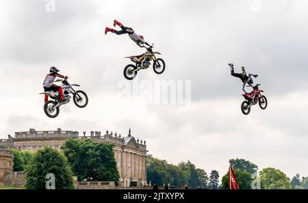 Das Bolddog Lings FMX Display Team tritt während der Chatsworth Country Fair in Bakewell, Derbyshire, über das Chatsworth House auf. Bilddatum: Freitag, 2. September 2022. Stockfoto