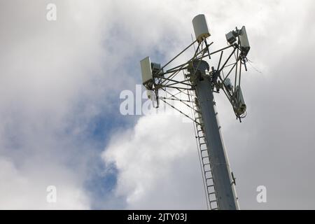 Telekommunikationsturm von 4G und 5G Mobilfunk auf Wolken Himmel Hintergrund. Stockfoto