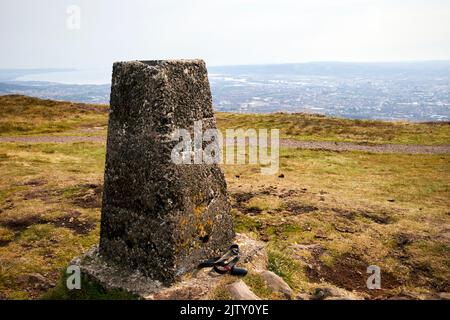 trigonometrie Punkt auf dem Gipfel Black Mountain in Divis und Black Mountain belfast Hills Range mit Blick auf belfast Nordirland Stockfoto