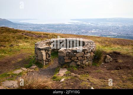 Lokaler Basalt-Aussichtspunkt aus Stein auf dem Gipfel des Black Mountain in Divis und Black Mountain belfast Hills Range mit Blick auf belfast Nordirland Stockfoto