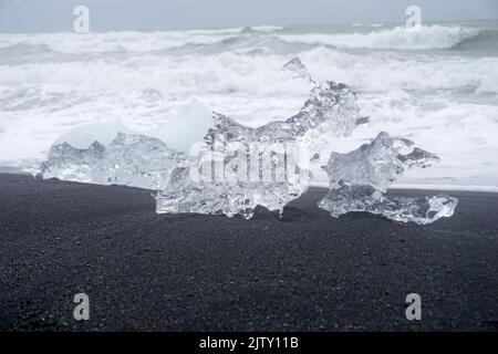 Diamond Beach in Island - schwarzer Sand vulkanischen Strand mit Eisberg Brocken Stockfoto