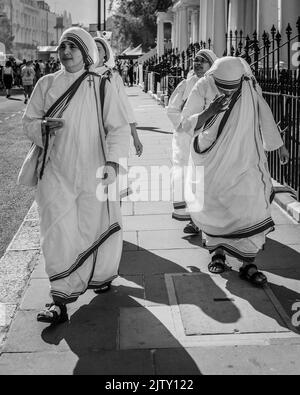 Schwarz-Weiß-Bild von Schwestern der Missionare der Nächstenliebe, die durch den Notting Hill Karneval in London gehen. Stockfoto