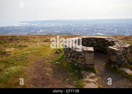 Lokaler Basalt-Aussichtspunkt aus Stein auf dem Gipfel des Black Mountain in Divis und Black Mountain belfast Hills Range mit Blick auf belfast Nordirland Stockfoto