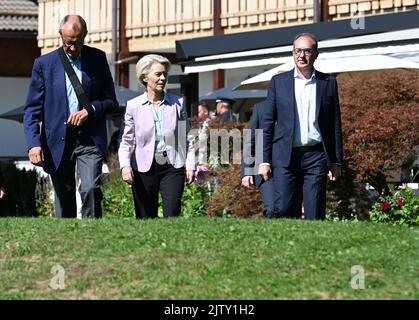 Murmaus, Deutschland. 02. September 2022. EU-Kommissionspräsidentin Ursula von der Leyen geht während einer zweitägigen geschlossenen Sitzung des Präsidiums der CDU/CSU-Fraktion im Bundestag durch den Hotelgarten, neben der der Fraktionschef der Union, Friedrich Merz (l, CDU), und CSU-Landesgruppenleiter Alexander Dobrindt stehen. Quelle: Angelika Warmuth/dpa/Alamy Live News Stockfoto