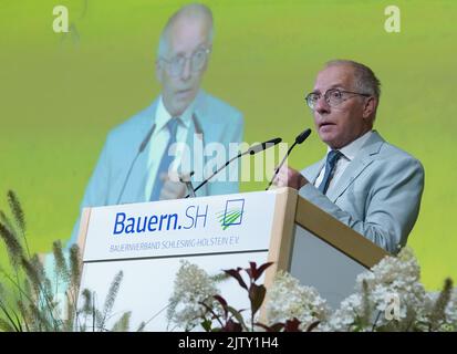 Rendsburg, Deutschland. 02. September 2022. Karl-Rudolf Korte, Politikwissenschaftler, spricht beim Landwirtstag in der Deula Festhalle. Der Staatliche Bauerntag ist der politische Höhepunkt der sogenannten Staatlichen Bauernwoche. Bis Sonntag findet in Rendsburg die norddeutsche Agrar- und Verbrauchermesse Norla 72. statt. Der Schwerpunkt liegt diesmal auf der Landtechnik. Kredit: Marcus Brandt/dpa/Alamy Live Nachrichten Stockfoto