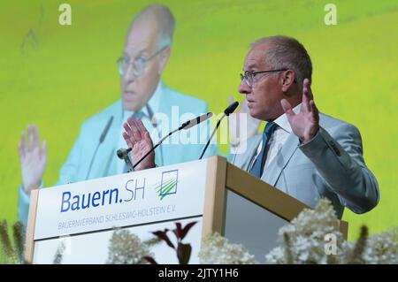 Rendsburg, Deutschland. 02. September 2022. Karl-Rudolf Korte, Politikwissenschaftler, spricht beim Landwirtstag in der Deula Festhalle. Der Staatliche Bauerntag ist der politische Höhepunkt der sogenannten Staatlichen Bauernwoche. Bis Sonntag findet in Rendsburg die norddeutsche Agrar- und Verbrauchermesse Norla 72. statt. Der Schwerpunkt liegt diesmal auf der Landtechnik. Kredit: Marcus Brandt/dpa/Alamy Live Nachrichten Stockfoto