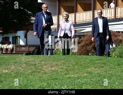 Murmaus, Deutschland. 02. September 2022. EU-Kommissionspräsidentin Ursula von der Leyen geht während einer zweitägigen geschlossenen Sitzung des Präsidiums der CDU/CSU-Fraktion im Bundestag durch den Hotelgarten, neben der der Fraktionschef der Union, Friedrich Merz (l, CDU), und CSU-Landesgruppenleiter Alexander Dobrindt stehen. Quelle: Angelika Warmuth/dpa/Alamy Live News Stockfoto