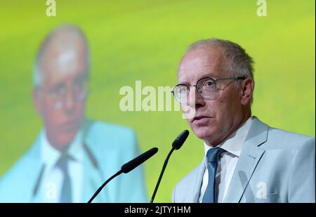 Rendsburg, Deutschland. 02. September 2022. Karl-Rudolf Korte, Politikwissenschaftler, spricht beim Landwirtstag in der Deula Festhalle. Der Staatliche Bauerntag ist der politische Höhepunkt der sogenannten Staatlichen Bauernwoche. Bis Sonntag findet in Rendsburg die norddeutsche Agrar- und Verbrauchermesse Norla 72. statt. Der Schwerpunkt liegt diesmal auf der Landtechnik. Kredit: Marcus Brandt/dpa/Alamy Live Nachrichten Stockfoto