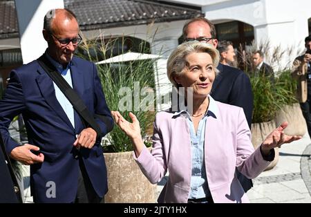 Murmaus, Deutschland. 02. September 2022. Die Präsidentin der Europäischen Kommission, Ursula von der Leyen, spricht bei einer zweitägigen Sitzung des Präsidiums der CDU/CSU-Fraktion mit dem Fraktionsvorsitzenden der CDU/CSU, Friedrich Merz (l., CDU), und dem CSU-Landesgruppenvorsitzenden Alexander Dobrindt (Undercover). Quelle: Angelika Warmuth/dpa/Alamy Live News Stockfoto