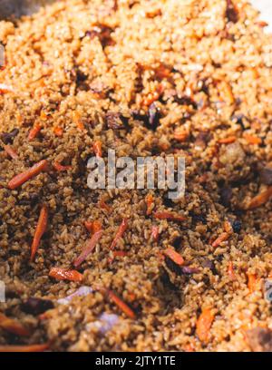 Beef Plov, große Platte Pfanne von Rindfleisch gebratenen Reis Pilaf, Kessel mit traditioneller zentralasiatischer Küche usbekische Gericht mit Lamm, Gemüse und Zwiebeln Stockfoto