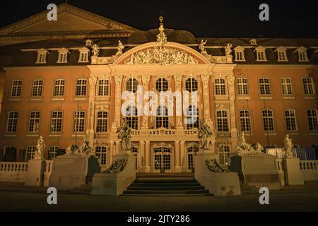 Der Kurfürstliche Palast, Kurfurstliches Palais bei Nacht. Trier, Deutschland. Stockfoto