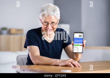 Continuous Glucose Monitor Blutzucker-Test Smartphone App Stockfoto