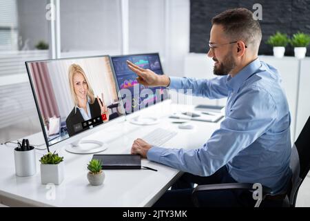 Junger Glücklicher Geschäftsmann Bei Videokonferenzen Stockfoto