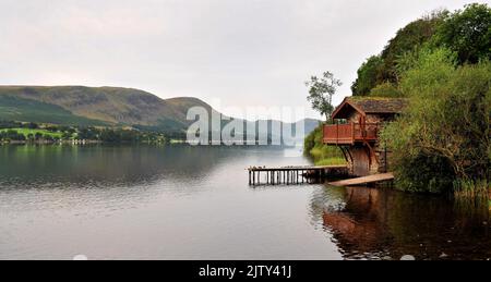 Ein Bootshaus im Lake District an einem noch grauen Ullswater-Tag Stockfoto