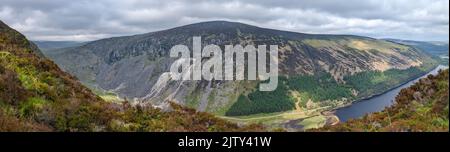 Ein Panoramablick auf den Berg im Glendalough Valley National Park in der Grafschaft Wicklow, Irland Stockfoto