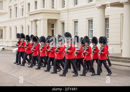 Wellington Barracks, London, Großbritannien. 2. September 2022. Im Rahmen des Modernisierungsprogramms ‘Future Soldier' der Armee wurden zwei neue Fußwächter-Gesellschaften gegründet, die die Traditionen und das Ethos der historischen und Schlacht, die 2. Bataillon Irish Guards (1947 suspendiert), wiederbeleben. Die erste dieser neuen Unternehmen, die Nummer 12 Company Irish Guards, beginnt am 2. September ihren ersten Wachberg am Buckingham Palace, nachdem sie sich in den Wellington Barracks gebildet und inspiziert hat, bevor sie zum Buckingham Palace marschiert. Quelle: Malcolm Park/Alamy Live News Stockfoto