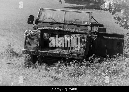 Verlassene stillgelegte Landrover in Schwarz und Weiß Stockfoto