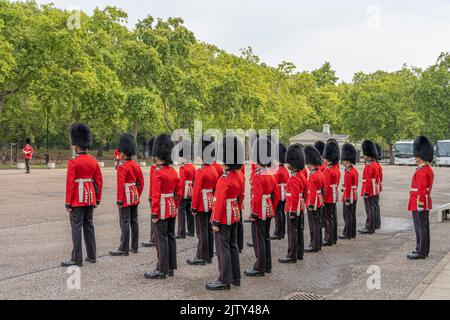 Wellington Barracks, London, Großbritannien. 2. September 2022. Im Rahmen des Modernisierungsprogramms ‘Future Soldier' der Armee wurden zwei neue Fußwächter-Gesellschaften gegründet, die die Traditionen und das Ethos der historischen und Schlacht, die 2. Bataillon Irish Guards (1947 suspendiert), wiederbeleben. Die erste dieser neuen Unternehmen, die Nummer 12 Company Irish Guards, beginnt am 2. September ihren ersten Wachberg am Buckingham Palace, nachdem sie sich in den Wellington Barracks gebildet und inspiziert hat, bevor sie zum Buckingham Palace marschiert. Quelle: Malcolm Park/Alamy Live News Stockfoto