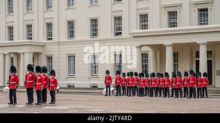 Wellington Barracks, London, Großbritannien. 2. September 2022. Im Rahmen des Modernisierungsprogramms ‘Future Soldier' der Armee wurden zwei neue Fußwächter-Gesellschaften gegründet, die die Traditionen und das Ethos der historischen und Schlacht, die 2. Bataillon Irish Guards (1947 suspendiert), wiederbeleben. Die erste dieser neuen Unternehmen, die Nummer 12 Company Irish Guards, beginnt am 2. September ihren ersten Wachberg am Buckingham Palace, nachdem sie sich in den Wellington Barracks gebildet und inspiziert hat, bevor sie zum Buckingham Palace marschiert. Quelle: Malcolm Park/Alamy Live News Stockfoto