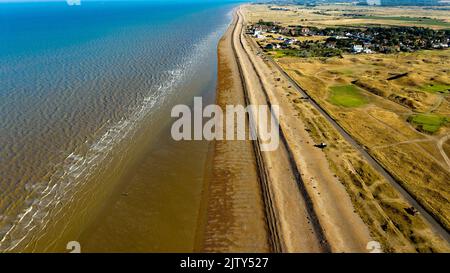 Luftaufnahme des Sandwich Bay Estate, Kent, mit Blick auf einen Deal. Stockfoto