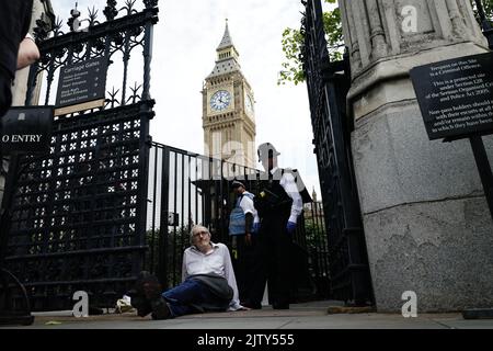 Extinction Rebellion Protestierende demonstrieren vor dem Houses of Parliament, Westminster, und fordern eine Versammlung der Menschen. Die Kampagnengruppe sagt, dass sich Unterstützer auch um den Vorsitzenden des Sprechers in der Kammer des Unterhauses geklebt haben. Bilddatum: Freitag, 2. September 2022. Stockfoto