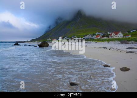 Vikten Strand auf den Lofoten mit Bergen in Wolken im Hintergrund, Norwegen Stockfoto