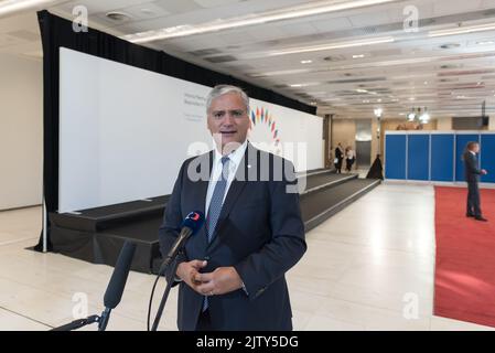 Prag, Tschechische Republik. 02. September 2022. Der Präsident des Europäischen Ausschusses der Regionen, Vasco Alv??es Cordeiro, spricht vor Beginn des informellen Treffens der für die Kohäsionspolitik zuständigen Minister der Europäischen Union mit den Medien. Das Hauptthema des Treffens war eine allgemeine Debatte über die Kohäsionspolitik und ihre Rolle in der aktuellen Energiekrise, dem Krieg in der Ukraine und der Pandemiekrise. Kredit: SOPA Images Limited/Alamy Live Nachrichten Stockfoto