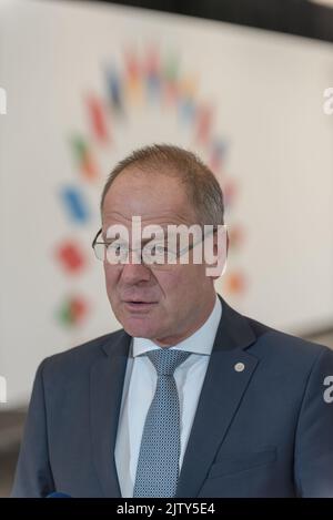 Prag, Tschechische Republik. 02. September 2022. Der belgische Ministerpräsident der Region Brüssel-Hauptstadt, Rudi Vervoort, spricht vor Beginn des informellen Treffens der für die Kohäsionspolitik zuständigen Minister der Europäischen Union mit den Medien. Das Hauptthema des Treffens war eine allgemeine Debatte über die Kohäsionspolitik und ihre Rolle in der aktuellen Energiekrise, dem Krieg in der Ukraine und der Pandemiekrise. Kredit: SOPA Images Limited/Alamy Live Nachrichten Stockfoto