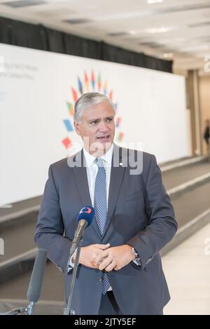 Prag, Tschechische Republik. 02. September 2022. Der Präsident des Europäischen Ausschusses der Regionen, Vasco Alv??es Cordeiro, spricht vor Beginn des informellen Treffens der für die Kohäsionspolitik zuständigen Minister der Europäischen Union mit den Medien. Das Hauptthema des Treffens war eine allgemeine Debatte über die Kohäsionspolitik und ihre Rolle in der aktuellen Energiekrise, dem Krieg in der Ukraine und der Pandemiekrise. Kredit: SOPA Images Limited/Alamy Live Nachrichten Stockfoto