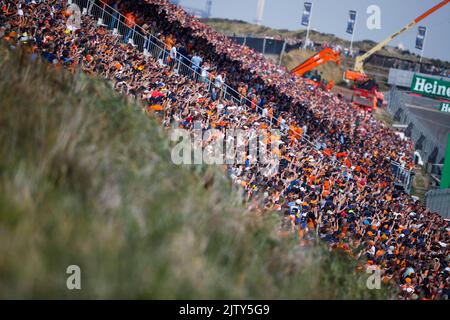 Zandvoort, Niederlande. 02. September 2022. Fans während der Formel 1 Heineken Dutch Grand Prix 2022, 15. Runde der FIA Formel 1 Weltmeisterschaft 2022 vom 2. Bis 4. September 2022 auf dem Zandvoort Circuit, in den Niederlanden, Belgien - Foto Antonin Vincent / DPPI Credit: DPPI Media/Alamy Live News Stockfoto