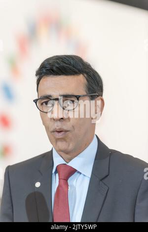 Prag, Tschechische Republik. 02. September 2022. Younous Omarjee, Mitglied des Europäischen parlaments, spricht vor Beginn des informellen Treffens der für die Kohäsionspolitik zuständigen Minister der Europäischen Union mit den Medien. Das Hauptthema des Treffens war eine allgemeine Debatte über die Kohäsionspolitik und ihre Rolle in der aktuellen Energiekrise, dem Krieg in der Ukraine und der Pandemiekrise. (Foto von Tomas Tkacik/SOPA Images/Sipa USA) Quelle: SIPA USA/Alamy Live News Stockfoto