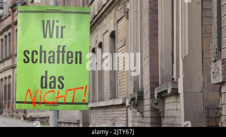 In deutscher Sprache: Wir schaffen das nicht - überschriebene Poster in der Stadt Stockfoto