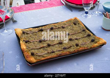 pissaladière auf einem Tisch im Sommer Stockfoto