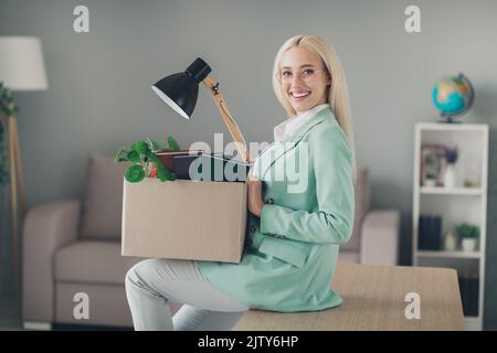 Foto von süßen niedlichen Dame tragen türkisfarbene Jacke immer neue Job-Angebot in alle Mitarbeiter-Box drinnen Workstation-Werkstatt setzen Stockfoto