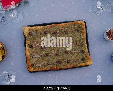 pissaladière auf einem Tisch im Sommer Stockfoto