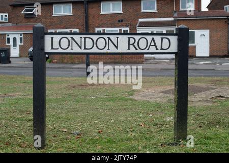 Slough, berkshire, Großbritannien. 2.. September 2022. Die Polizei von Thames Valley appelliert an Zeugen eines Angriffs in Slough letzte Nacht. Zwischen 10pm und 10,15pm war das Opfer, ein Mann in seinen späten Teenagern, ein Passagier in einem schwarzen Vauxhall Corsa, der an der Ampel auf der A4 London Road in Slough an der Kreuzung mit der Blandford Road South wartete. Drei Männer näherten sich dem Beifahrerfenster und einer von ihnen schlug mit einer Machete das Fenster ein, bevor er das Opfer erstochen hatte. Die Straftäter werden als schwarze, etwa 5ft 9ins große, magere Männchen beschrieben, die Balaclavas über ihren Gesichtern und dunkle Kleidung tragen Stockfoto