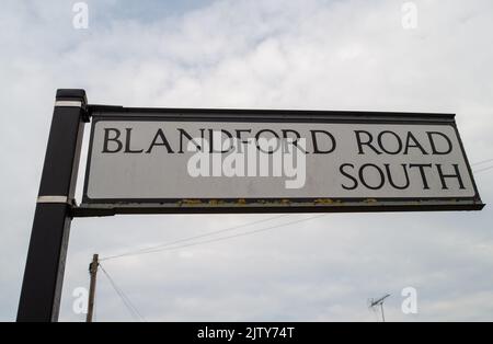 Slough, berkshire, Großbritannien. 2.. September 2022. Die Polizei von Thames Valley appelliert an Zeugen eines Angriffs in Slough letzte Nacht. Zwischen 10pm und 10,15pm war das Opfer, ein Mann in seinen späten Teenagern, ein Passagier in einem schwarzen Vauxhall Corsa, der an der Ampel auf der A4 London Road in Slough an der Kreuzung mit der Blandford Road South wartete. Drei Männer näherten sich dem Beifahrerfenster und einer von ihnen schlug mit einer Machete das Fenster ein, bevor er das Opfer erstochen hatte. Die Straftäter werden als schwarze, etwa 5ft 9ins große, magere Männchen beschrieben, die Balaclavas über ihren Gesichtern und dunkle Kleidung tragen Stockfoto